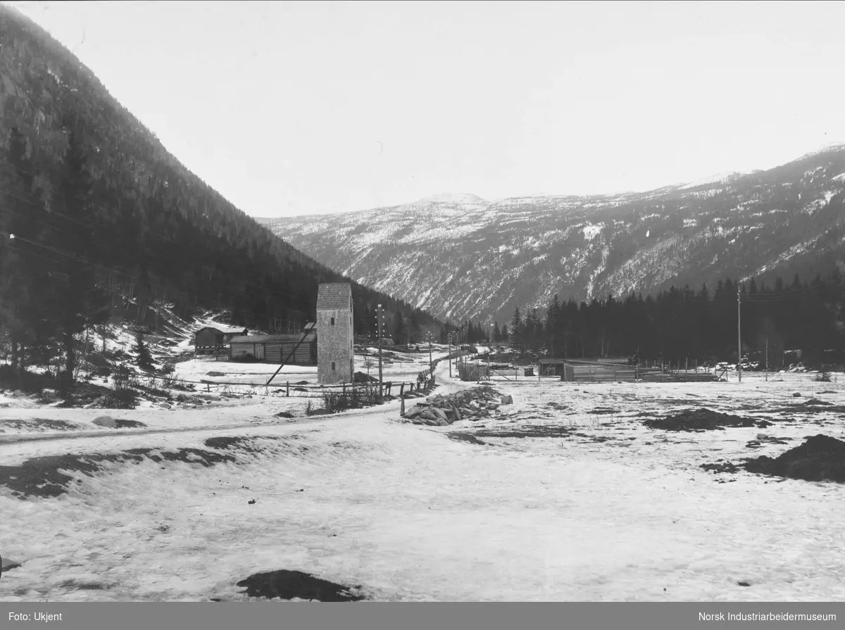 Gårdsbebyggelse på Bjørkhaug gård. Bolighus, stabbur og driftsbygning. Transformatorstasjon og slette på Bjørkhaug i forgrunnen.