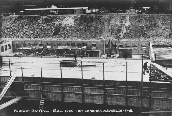 Rjukan by anl. 120. Fjôs for landhandleriet. 31-8-15.