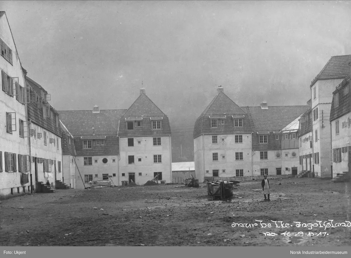 Murbebyggelsen Sing Sing, murbelte på Ingolfsland, under bygging. Indre gårdsrom i nedre Sing Sing mot sør. Mann stående i midten av gårdsrommet.