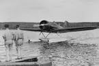 Charles Lindbergh och Anne Morrow Lindbergh i sjöflygplanet Lockheed 8 Sirius på väg mot brygga på F 2 Hägernäs.