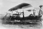 Flygplan Farman HF 22 på marken inför start på Malmen. Personer kring planet. Carl Silow i förarsits, under Östgötamanövern 1913.