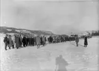 Inspektion på flygstationen i Östersund, vintertid, 1926. Militärer på rad. I bakgrunden syns flygplan.