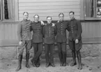 Grupporträtt. Arméspaningskurs på F 3 Malmen 1932. Fem officerare framför ett hus.
