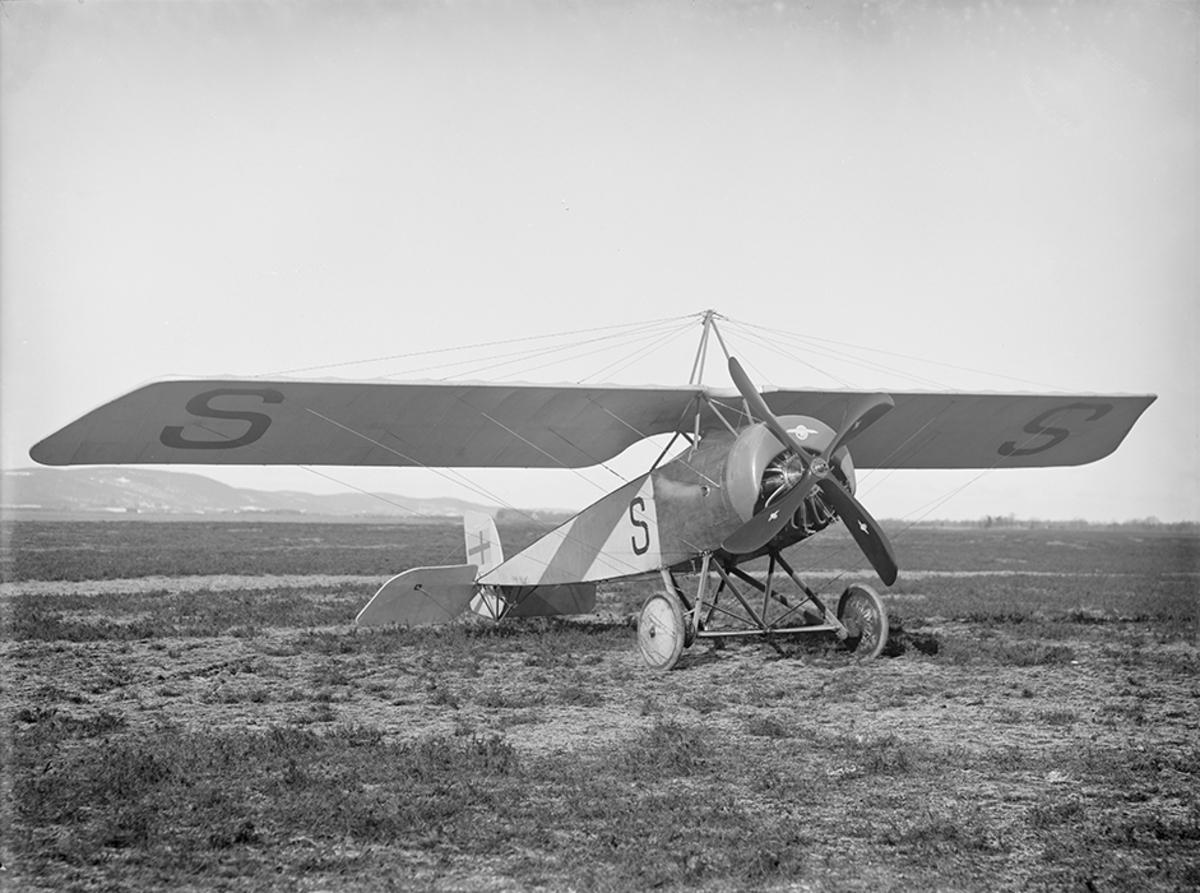 Flygplan Thulin D uppställt i Ljungbyhed.