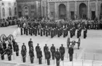 F 2 Roslagens flygflottilj går högvakt vid Stockholms slott 1945