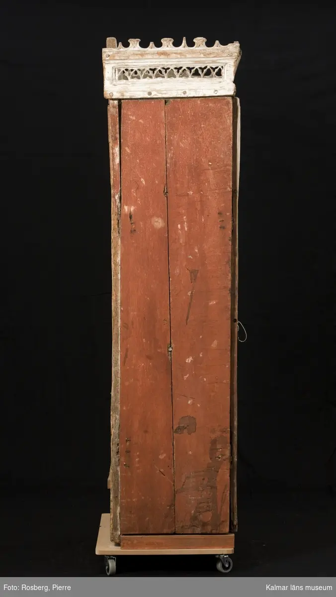 KLM 8048. Altarskåp, madonnaskåp. Av ek med sittande Madonna. Baldakin med masverk och ett krönande överstycke med masverk, krönet är snedställt. Baldakinens masverk döljs när dörrarna är stängda. Baldakinen bärs upp av två kolonner. Skåpet har dubbla vikbara dörrar. Det vänstra dörrparet består av fyra plankor, sinsemellan sammansatta två och två med dymlingar i fogarna. Det högra dörrparet består av i den inre dörren endast av en planka, den yttre har en ny planka limmad till den äldre delen. Skåpets bakstycke är sammansatt av två plankor. Skåpets plankor är varierande i bredd. Bottenplatta och sockel för stolen är nytillverkade. Barnet och Marias högra arm saknas, liksom kronans blad och några av krönets taggar. Dörrarnas insidor med målad bladornamentik, akantusornamentik, i rött, svart, grått, vitt. Marias kjortels nuvarande bemålning är rödbrun, under denna syns den ursprungliga kraftigt röda färgen, man kan även ana schablonmönster, den ursprungliga färgen är bevarad i stor omfattning. Rester av blått i foder. Mantelns nuvarande bemålning är ljust blå. Datering: 1400-tal. Nuvarande bemålning 1600-tal eller tidigt 1700-tal.