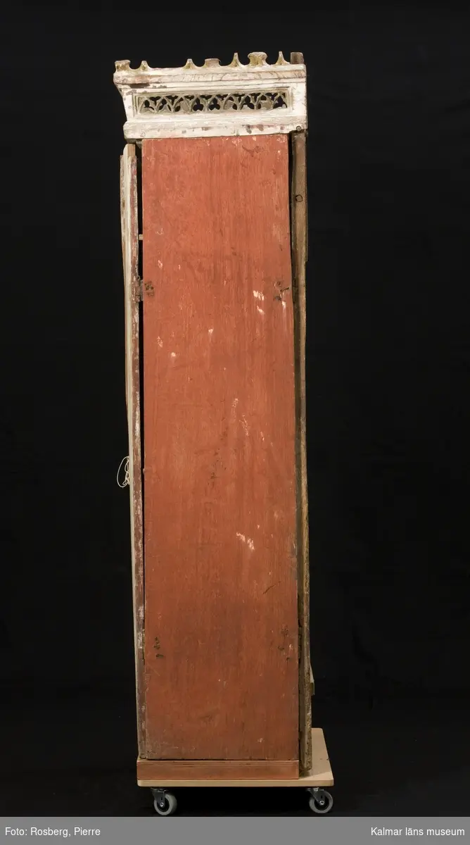 KLM 8048. Altarskåp, madonnaskåp. Av ek med sittande Madonna. Baldakin med masverk och ett krönande överstycke med masverk, krönet är snedställt. Baldakinens masverk döljs när dörrarna är stängda. Baldakinen bärs upp av två kolonner. Skåpet har dubbla vikbara dörrar. Det vänstra dörrparet består av fyra plankor, sinsemellan sammansatta två och två med dymlingar i fogarna. Det högra dörrparet består av i den inre dörren endast av en planka, den yttre har en ny planka limmad till den äldre delen. Skåpets bakstycke är sammansatt av två plankor. Skåpets plankor är varierande i bredd. Bottenplatta och sockel för stolen är nytillverkade. Barnet och Marias högra arm saknas, liksom kronans blad och några av krönets taggar. Dörrarnas insidor med målad bladornamentik, akantusornamentik, i rött, svart, grått, vitt. Marias kjortels nuvarande bemålning är rödbrun, under denna syns den ursprungliga kraftigt röda färgen, man kan även ana schablonmönster, den ursprungliga färgen är bevarad i stor omfattning. Rester av blått i foder. Mantelns nuvarande bemålning är ljust blå. Datering: 1400-tal. Nuvarande bemålning 1600-tal eller tidigt 1700-tal.