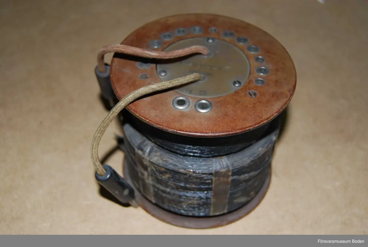 Låda med 6 st spolar samt manual till Boden Radios Telefunkenmottagare E258. Följebrev i manualen daterat 11/2 1921 (från Kungl. Telegrafstyrelsen)