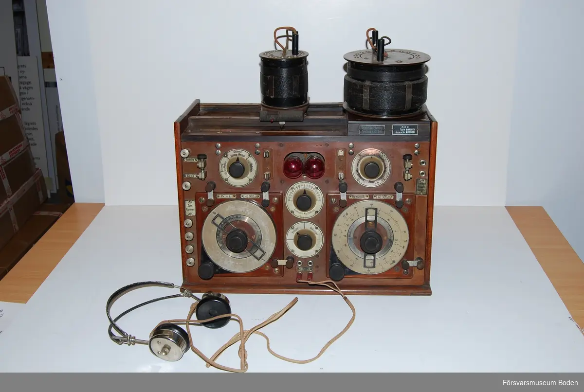 Långvågsmottagare med utbytbara spolar och två parallellkopplade förstärkarrör R.E.11 (normalt ett i reserv). Införskaffad av Boden Radio februari 1921. Följebrev, manual samt extra spolar finns registrerade under FMB.000291. Järnmotstånden som kopplar in rören verkar saknas.