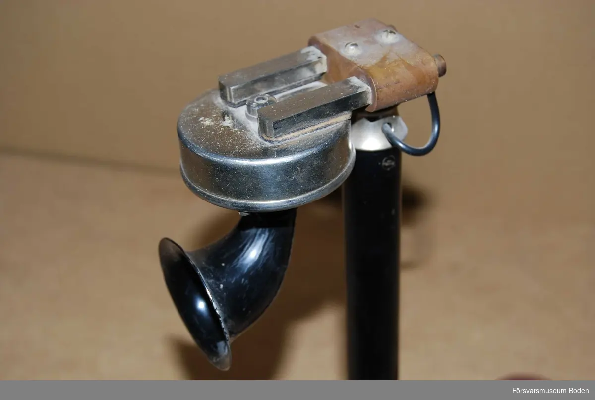Kolkornsmikrofon med tratt av telefontyp. Hör till Boden Radios Huth-sändare (FMB.000011).