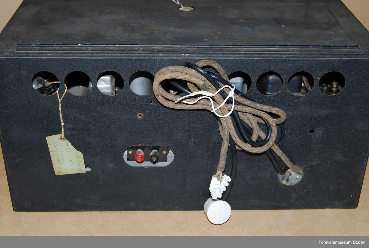 Superheterodynmottagare för AM, frekvensområdet 500 kHz - 60 MHz MHz uppdelat i 4 band. Från mitten eller senare delen av 1930-talet.