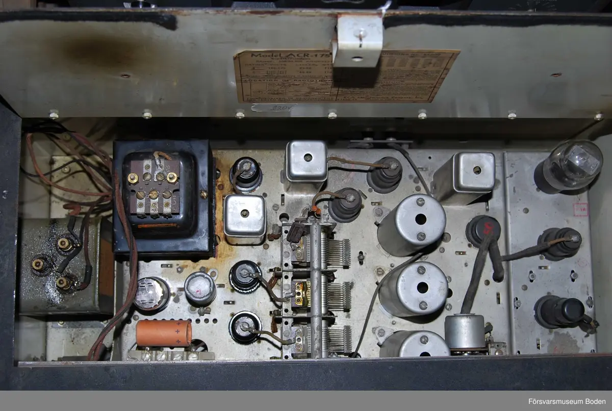Superheterodynmottagare för AM, frekvensområdet 500 kHz - 60 MHz MHz uppdelat i 4 band. Från mitten eller senare delen av 1930-talet.