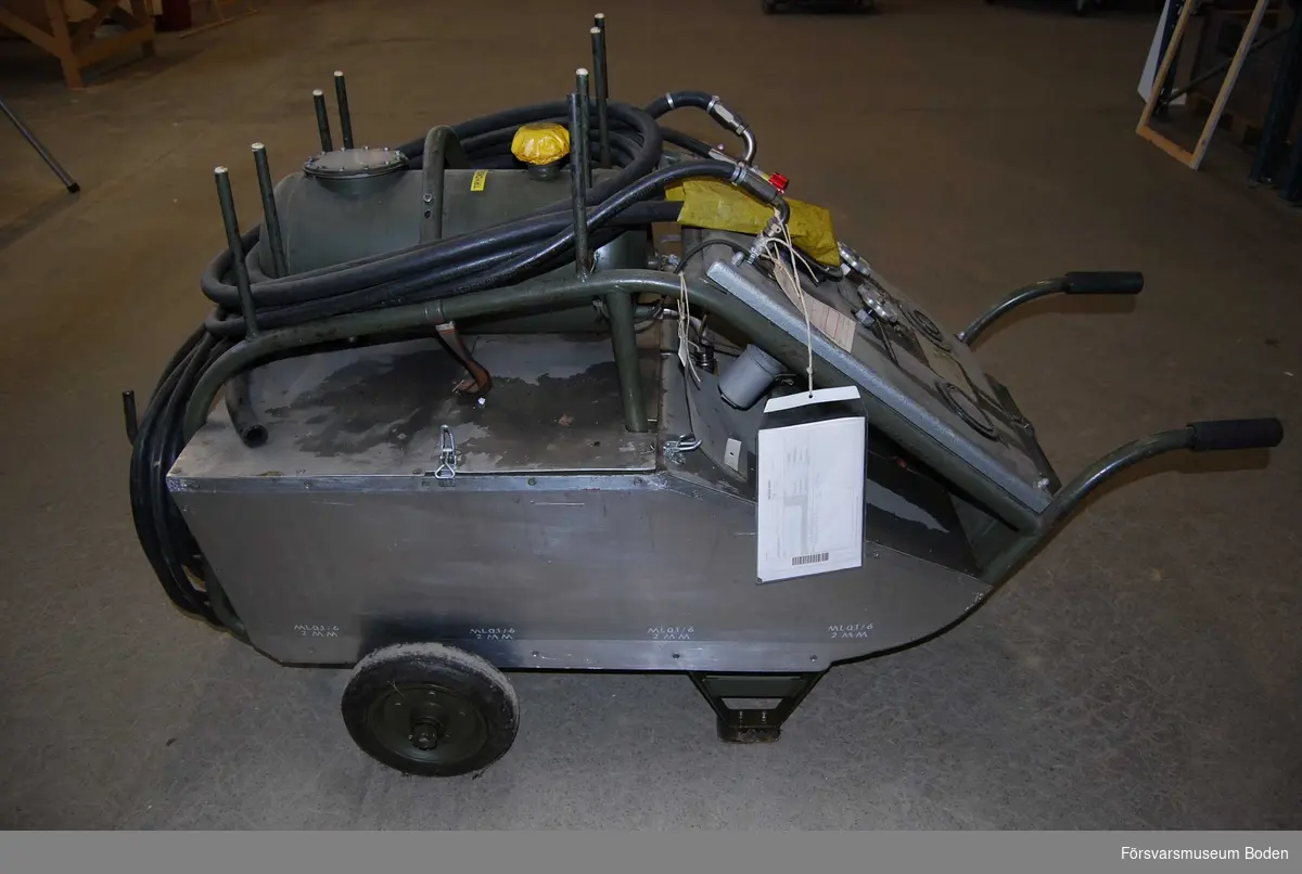 Har ursprungligen tillhört F21 men senare skickad till AF 1 i Boden enligt vidhängande adresslapp. Tillverkningsnummer 7, augusti 1965. Senaste tillsyn år 1998 enligt medföljande loggbok (109 driftstimmar). Nuvarande mätarställning 125,5 driftstimmar.