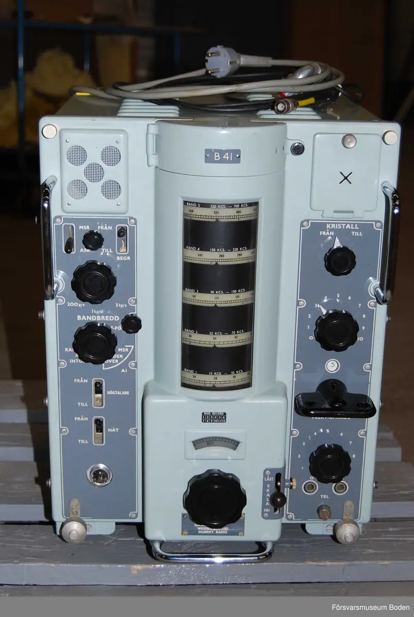 Superheterodynmottagare med HF-steg för marint bruk. VLF (Very Low Frequency)-utförande som kan ta emot frekvenser ner till 15 kHz. Totala frekvensområdet är 15-700 kHz uppdelat i 5 band. Typen användes bl.a. på ubåtar. Med svensk text på fronten.
