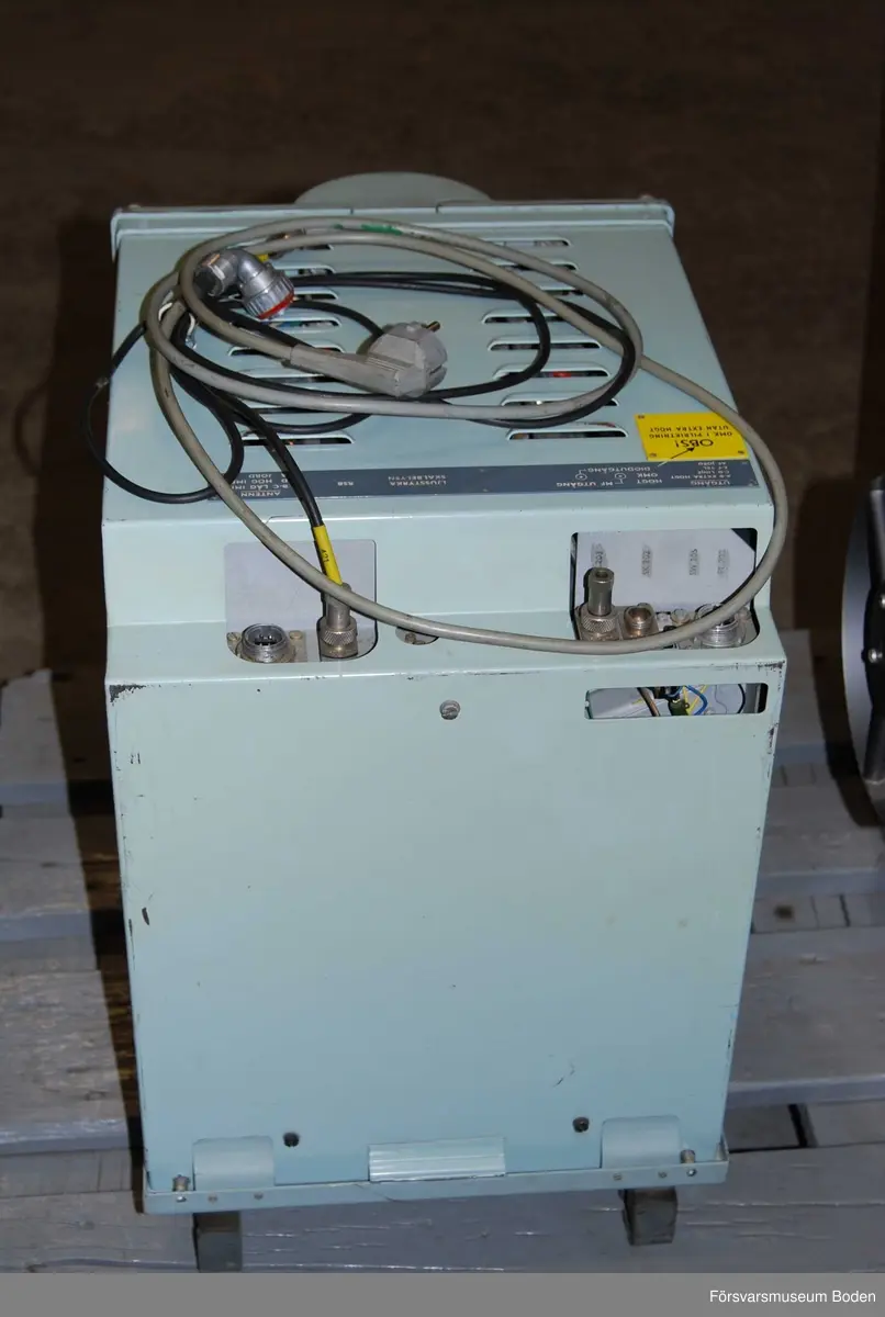 Superheterodynmottagare med HF-steg för marint bruk. VLF (Very Low Frequency)-utförande som kan ta emot frekvenser ner till 15 kHz. Totala frekvensområdet är 15-700 kHz uppdelat i 5 band. Typen användes bl.a. på ubåtar. Med svensk text på fronten.
