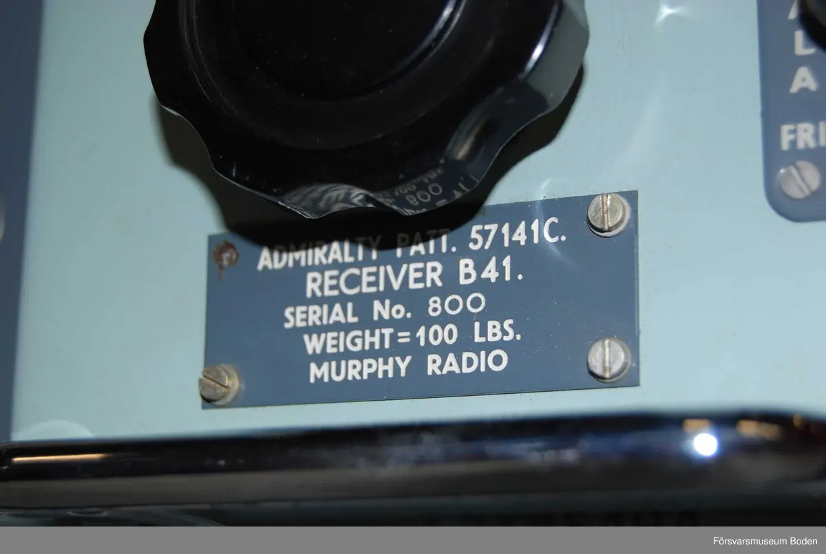 Superheterodynmottagare med HF-steg för marint bruk. VLF (Very Low Frequency)-utförande som kan ta emot frekvenser ner till 15 kHz. Totala frekvensområdet är 15-700 kHz uppdelat i 5 band. Typen användes bl.a. på ubåtar. Med svensk text på fronten.