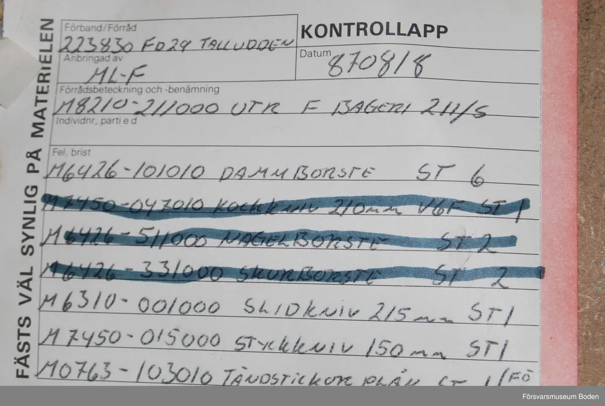 Enligt bifogad kontrollapp från 1987 saknas dammborste 6 st, slidkniv 1 st, styckkniv 1st, tändstickor/plån 1 st.