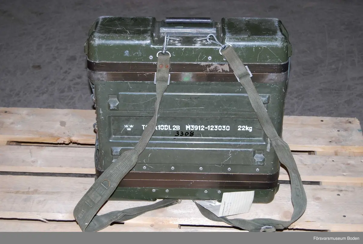 Med bärremmar. Handmikrotelefon förvaras i fodral inuti ett av de båda locken. Funktionskontrollerad 1992 enligt medföljande kontrollapp.