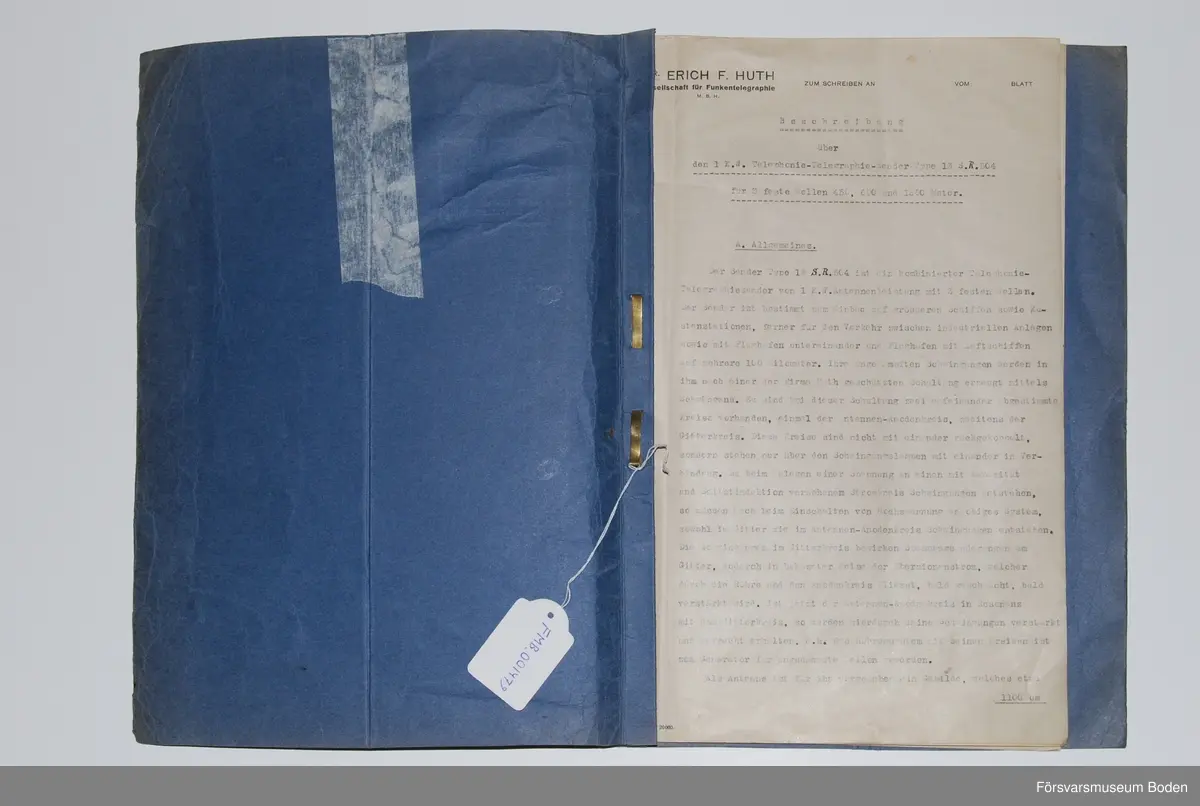 Häfte med 10 sidor som hör till den sändare från firma Dr. Erich F. Huth som installerades vid Boden Radio i början av 1920-talet. Skriven på tyska och innehåller en beskrivning av utrustningen samt handhavande. Innehåller hänvisningar till bildbilaga, vilken saknas. Se även FMB.000011.