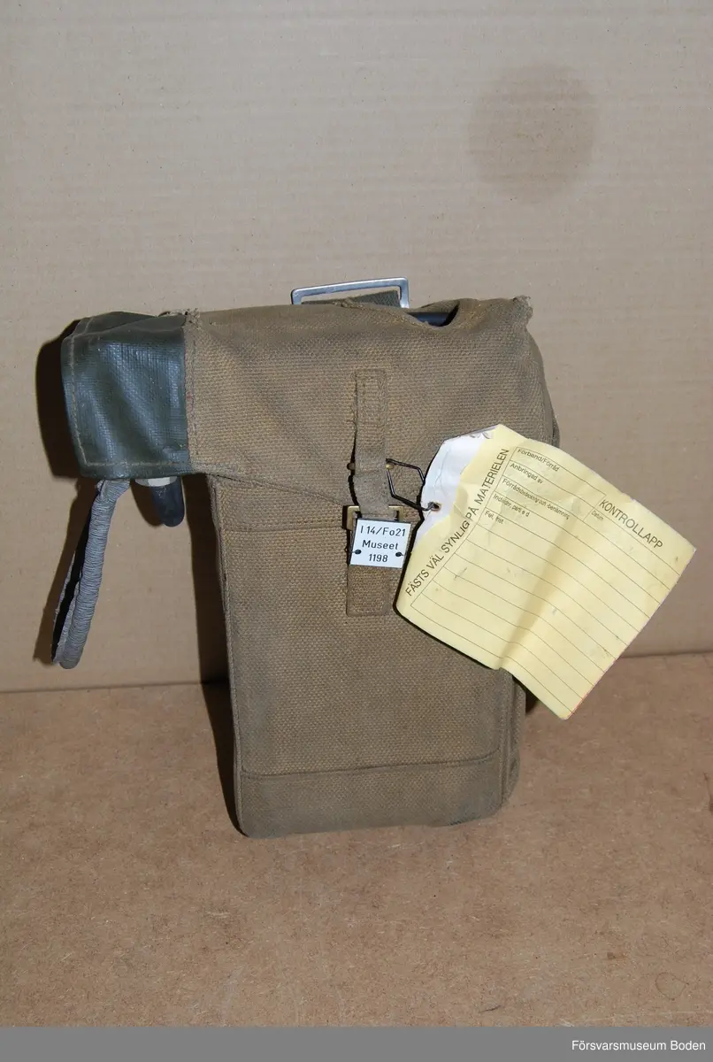 Med fodral (stationsväska) och marschantenn i ficka på sidan. Övriga tillbehör finns ej med. Tillverkningsnummer 0002. Materielnummer Tc 15517 / M3955-130020.