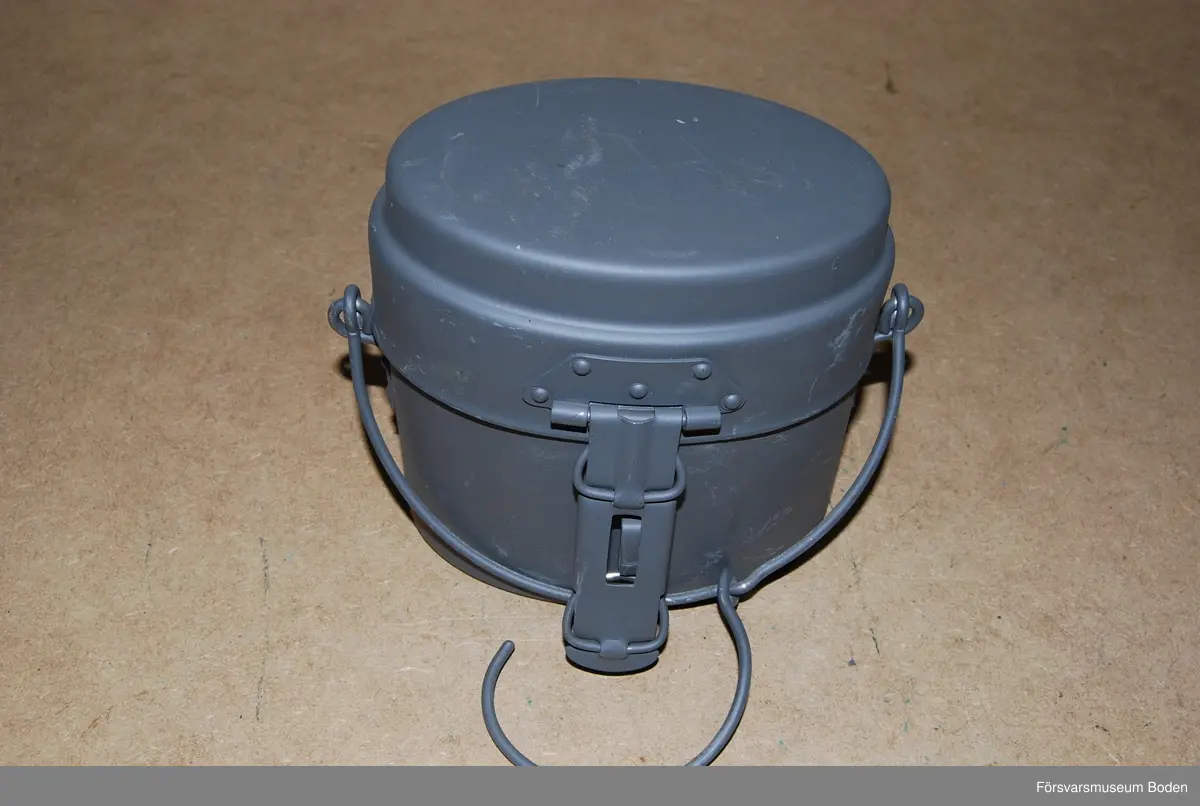 Oanvänt kokkärl av aluminium, grågrönt. Materielnummer M7479-101000-3.