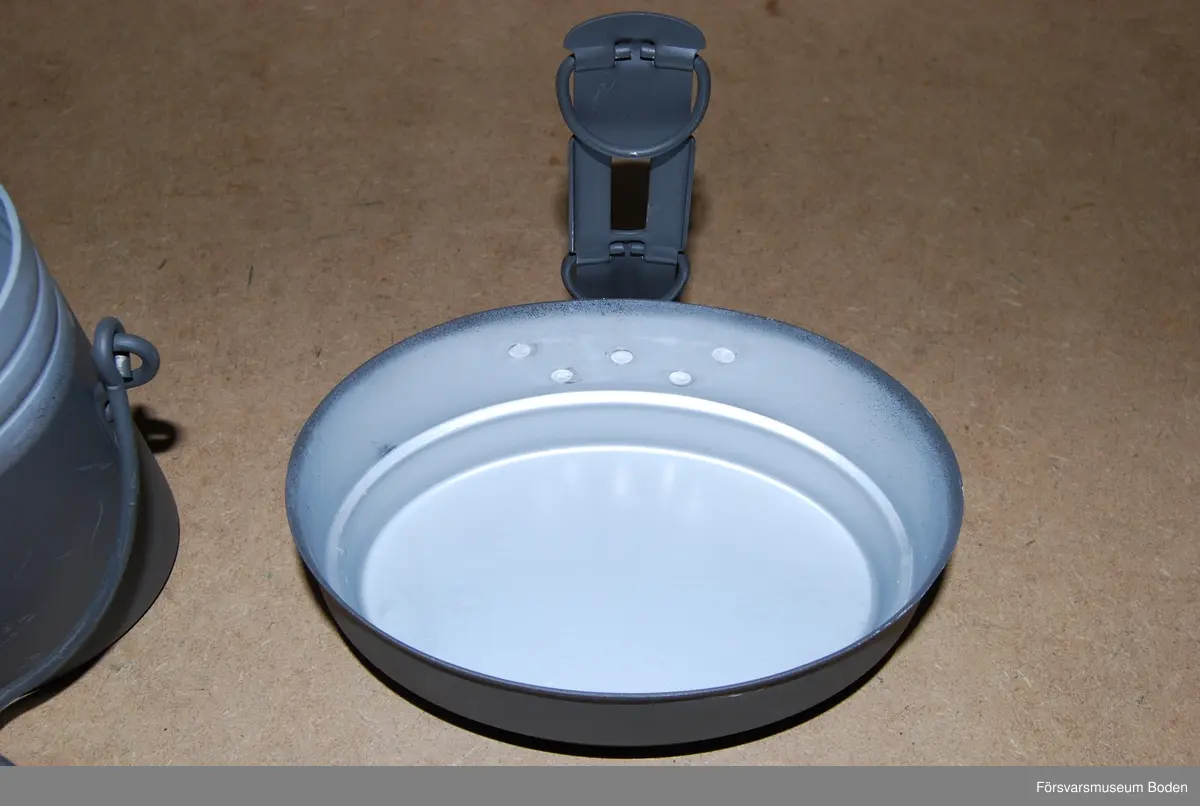 Oanvänt kokkärl av aluminium, grågrönt. Materielnummer M7479-101000-3.