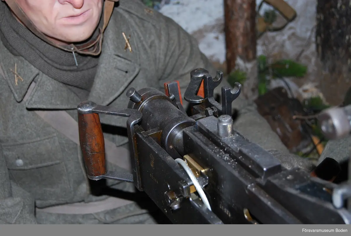 Tillverkad vid Carl Gustaf Stads gevärsmanufakteri, tillverkningsnummer 12255. Vapensköld på manteln. Med marklavett och bandlåda.