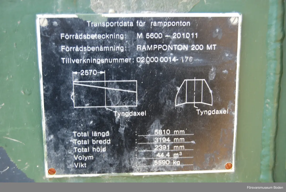 Heldäckad rampponton för flytande broar. Används tillsammans med mellanpontoner efter behov. Av lättmetall, tillverkad 1984 vid Eisenwerke Kaiserslauten Göppner GmbH, Tyskland. Tillverkningsnummer 196 och 197.