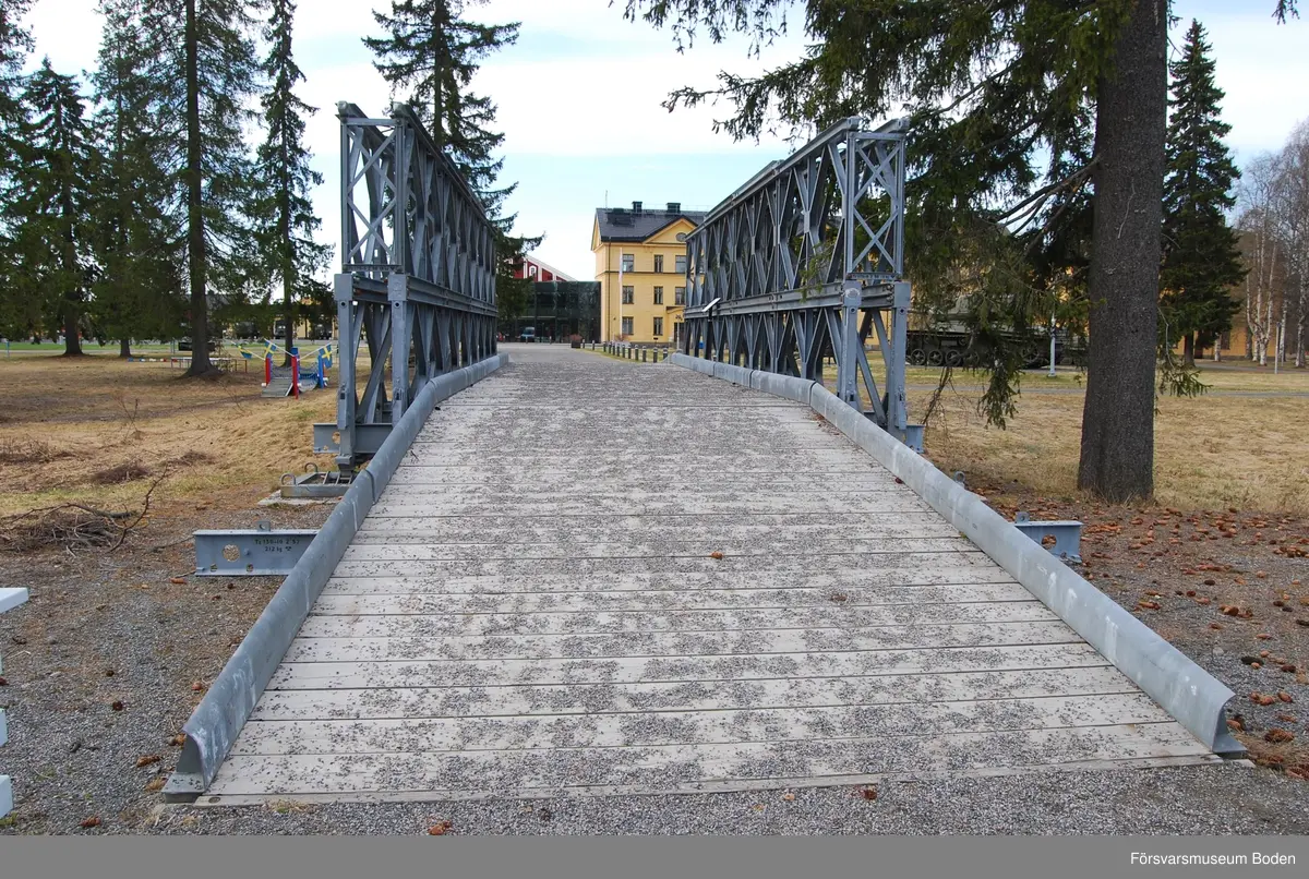 Uppbyggd med fyra ramar på längden samt två i bredd och två på höjden på respektive sida (benämnd dubbel-dubbel bro). De enskilda ramarna har måtten 3,05 x 1,55 meter och väger 267 kg.