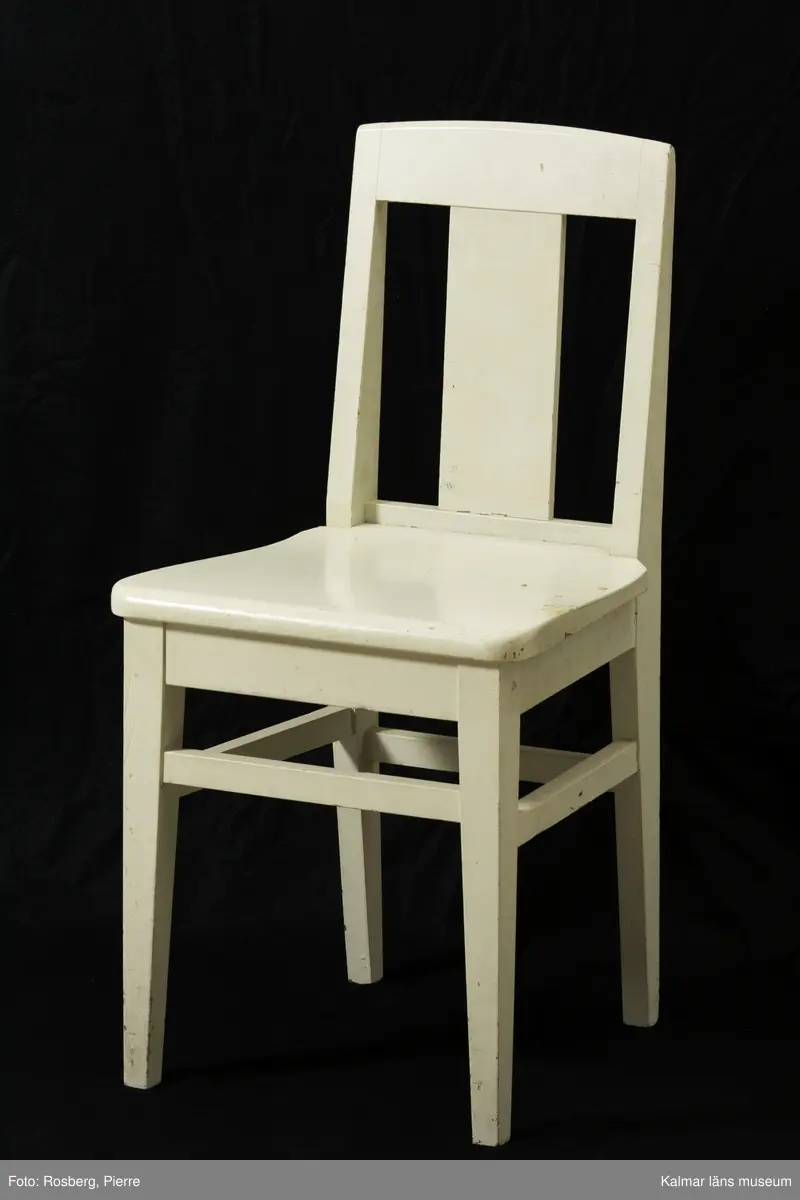 KLM 31908:1-3. Stol, skolstol. 3 stycken. Stol i furu, vitmålad. Rygg med vertikal, rektangulär ryggbricka, raka ben med sidoslåar, högre framslå och lägre bakslå.