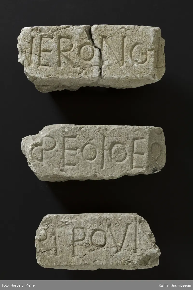 KLM 35218:1:1-4. Dopfunt, av kalksten, består av 4 delar. :1:1. Dopfuntscuppa, mått: mynning yttre diameter 65 cm, inner diameter 50 cm, skåldjup 18 cm, botten diameter 40 cm. Cuppan utförd i tre nivåer, de två övre delarna är åttakantiga och underdelen cylindrisk med svag konisk-konvex profil. Den övre åttakantiga nivån med latinsk inskription, text med versaler, inskrift: ...ERIT ET BABTATUS FUERIT SALV... Den undre åttakantiga nivån har texten ...RIT CONDEMNABITUR. (Inskriften är ej helt komplett, del av citat från, Marcus 16:16. Hela citatets översättning, Bibeln 2000: Den som tror och blir döpt skall räddas, men den som inte tror skall bli dömd.)  Den undre nivån har kryssristad dekor. Underdelen är odekorerad. Grund skål. Cuppans överkant, är till hälften bortslagen, tre av bitarna finns kvar. Utan uttömningshål. :1:2-4 tre lösa delar tillhörande övre kanten av cuppan. Alla tre delar har otydlig latinsk inskription, text med versaler och tecken.