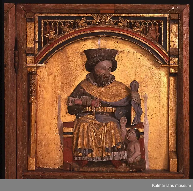 KLM 39477. Altarskåp. Av ek. Triptyk med bemålning och förgyllning. I korpus finns tre skulpturer, i mitten Sankt Olof flankerad av apostlarna Petrus och Paulus. Varje dörr är avsedd för två reliefer placerade i nischer över varandra, en av relieferna är den heliga Birgitta. Skåpets vänstra dörr är rekonstruerad. En relief saknas i den vänstra dörren. Den högra dörren har på utsidan rester av bemålning, rött och grått med små svarta stjärnor. Hela skåpet är konserverat vid ett par tillfällen.