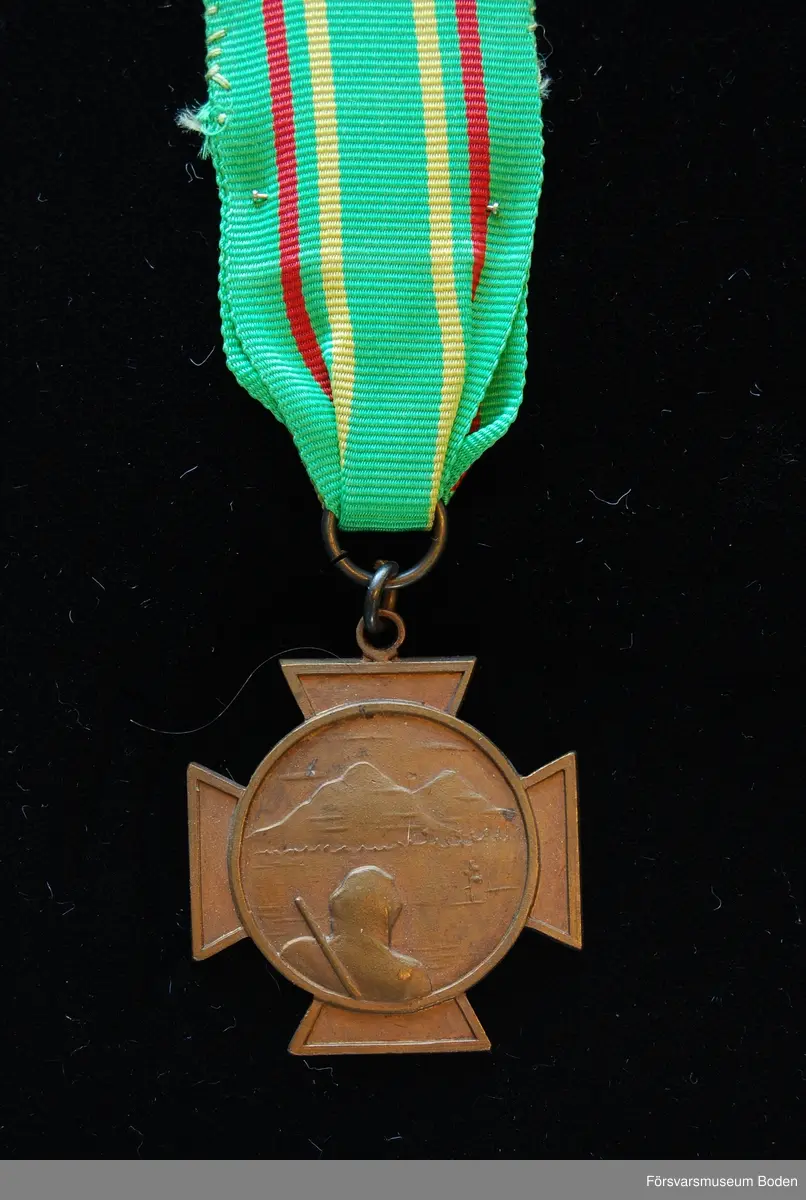 Tavla med uppsatta medaljer på svart sammet. Har tillhört Karl Hjalmar Lindskog, finlandsfrivillig 1939-1940. Från vänster på bilden:
1. Lapplands kors, stort, brons. Urkund finns i pärm under FMB.002361.
2. Lapplands kors, litet, brons.
3. Vinterkrigets minnesmedalj, brons.
4. Svenska frivilligkorset, litet, järn.
5. Svenska frivilligkorset, stort, järn. Urkund finns i pärm under FMB.002361.