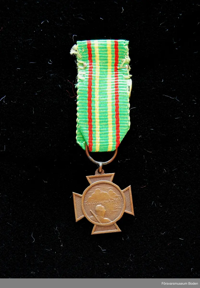 Tavla med uppsatta medaljer på svart sammet. Har tillhört Karl Hjalmar Lindskog, finlandsfrivillig 1939-1940. Från vänster på bilden:
1. Lapplands kors, stort, brons. Urkund finns i pärm under FMB.002361.
2. Lapplands kors, litet, brons.
3. Vinterkrigets minnesmedalj, brons.
4. Svenska frivilligkorset, litet, järn.
5. Svenska frivilligkorset, stort, järn. Urkund finns i pärm under FMB.002361.