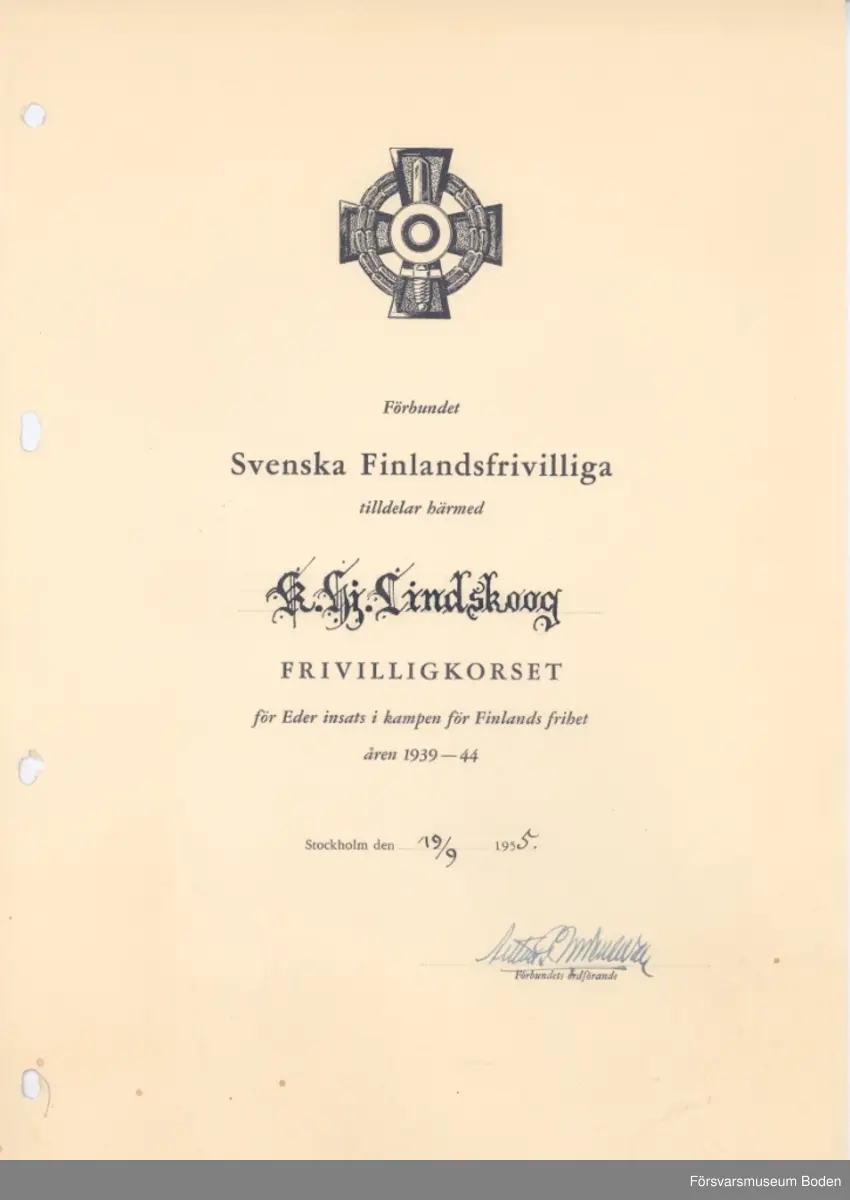 Tavla med uppsatta medaljer på svart sammet. Har tillhört Karl Hjalmar Lindskog, finlandsfrivillig 1939-1940. Från vänster på bilden:
1. Lapplands kors, stort, brons. Urkund finns i pärm under FMB.002361.
2. Lapplands kors, litet, brons.
3. Vinterkrigets minnesmedalj, brons.
4. Svenska frivilligkorset, litet, järn.
5. Svenska frivilligkorset, stort, järn. Urkund finns i pärm under FMB.002361.