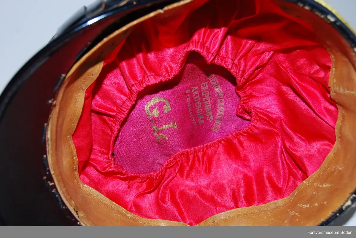 Mörkblått kläde med gult beläggningssnöre för manskap runt den nedre kanten, baktill format till ögla. Ingen lodrät galon på sidan, vilket kom först efter 1923 för sergeanter. Framtill guldfärgat mössmärke för underofficerare, och ovanför detta gula beläggningssnören och sidenkokard. Mössremmen fäst på sidorna med kulknapp för manskap modell mindre. Märkt med initialerna G.L. inuti kullen.
