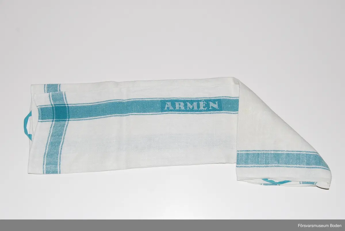 Linnehandduk 50 x 70 cm med texten "ARMÉN" på blågröna bårder. Hank för upphängning på kortsidorna.