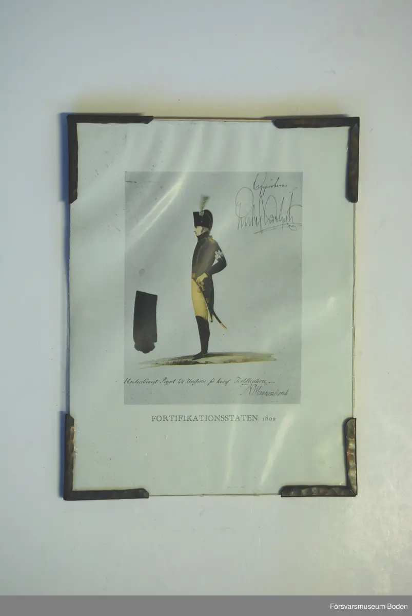 Plansch 23 x 17 cm med glas och upphängningsanordning med kopparskodda hörn. Samma uniform som på plansch FMB.002686, men sedd från sidan.