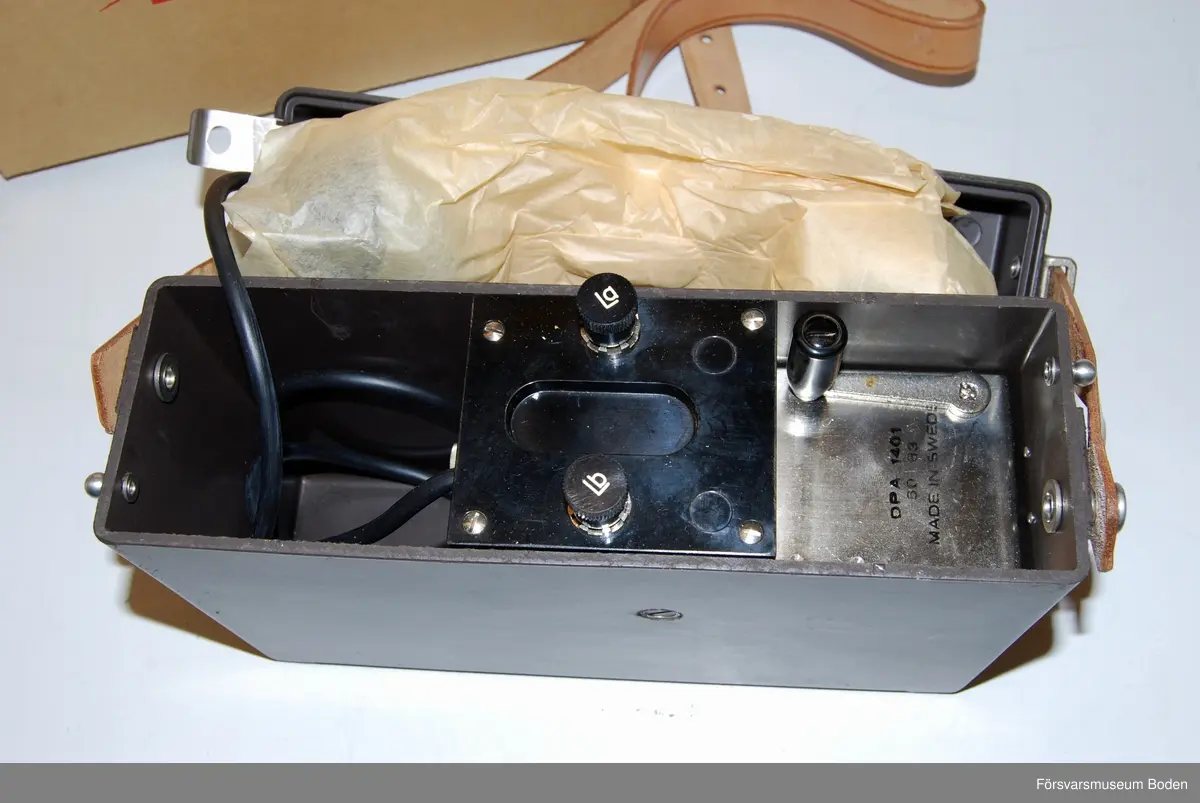 Ny i öppnad kartong. Telefonapparat m/1937 utan LB/CB-omkopplare och klyka.  Tillverkad under vecka 50 1963 enligt stämplar på chassi och emballage. Inget synligt serienummer i övrigt.