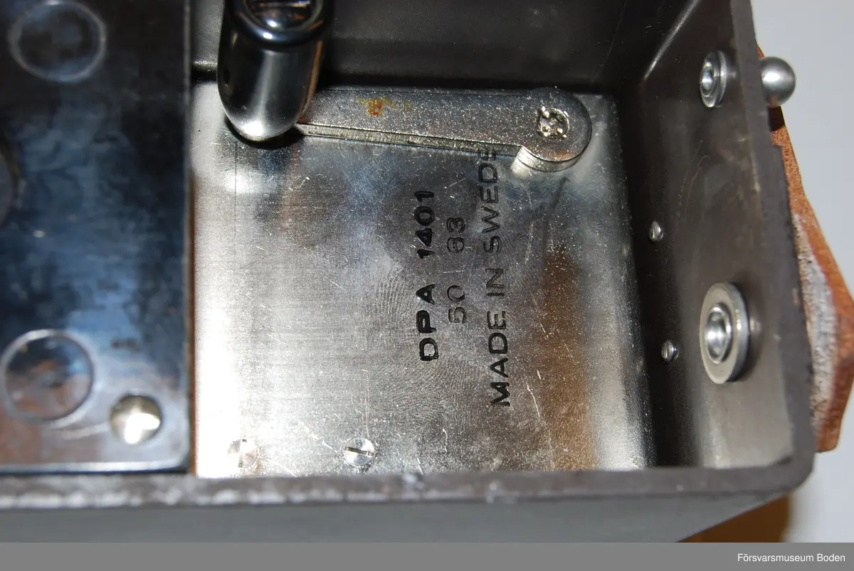 Ny i öppnad kartong. Telefonapparat m/1937 utan LB/CB-omkopplare och klyka.  Tillverkad under vecka 50 1963 enligt stämplar på chassi och emballage. Inget synligt serienummer i övrigt.