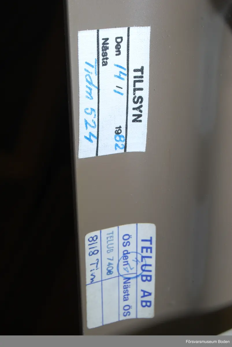 Står på rullbord, transportlådan saknas. Ursprungsbeteckning Siemens typ 100, individnr 2 U 66404. Pappersrulle och remsa är monterade. Enligt etiketter inuti locket var sista översyn 14/1 1982, och föregående 08 1974. Har använts vid AF 1 i Boden.