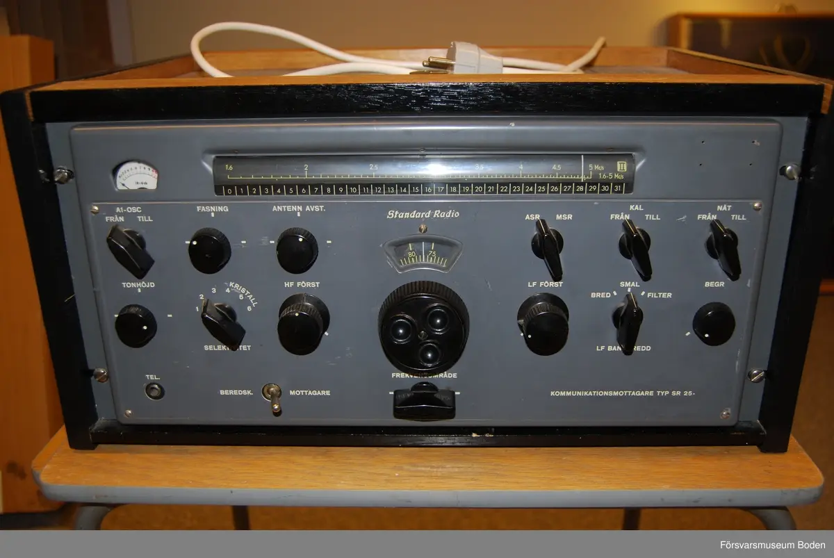 16-rörs radiomottagare av superheterodyntyp med sex frekvensband mellan 0,52-30 MHz. Monterad i trähölje 52,5 x 26 x 38 cm. Serienr 126959. Kopierad manual daterad juni 1956 finns i medföljande pärm.
