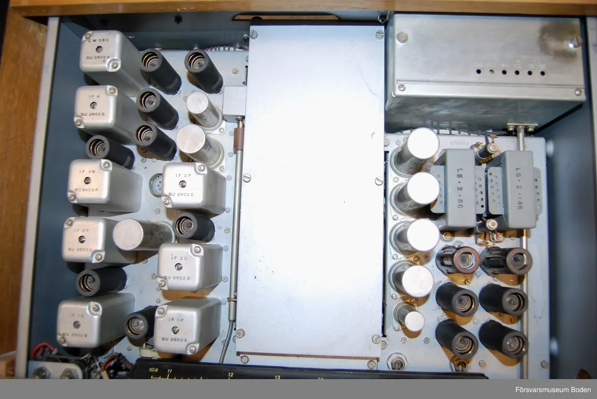 16-rörs radiomottagare av superheterodyntyp med sex frekvensband mellan 0,52-30 MHz. Monterad i trähölje 52,5 x 26 x 38 cm. Serienr 126959. Kopierad manual daterad juni 1956 finns i medföljande pärm.