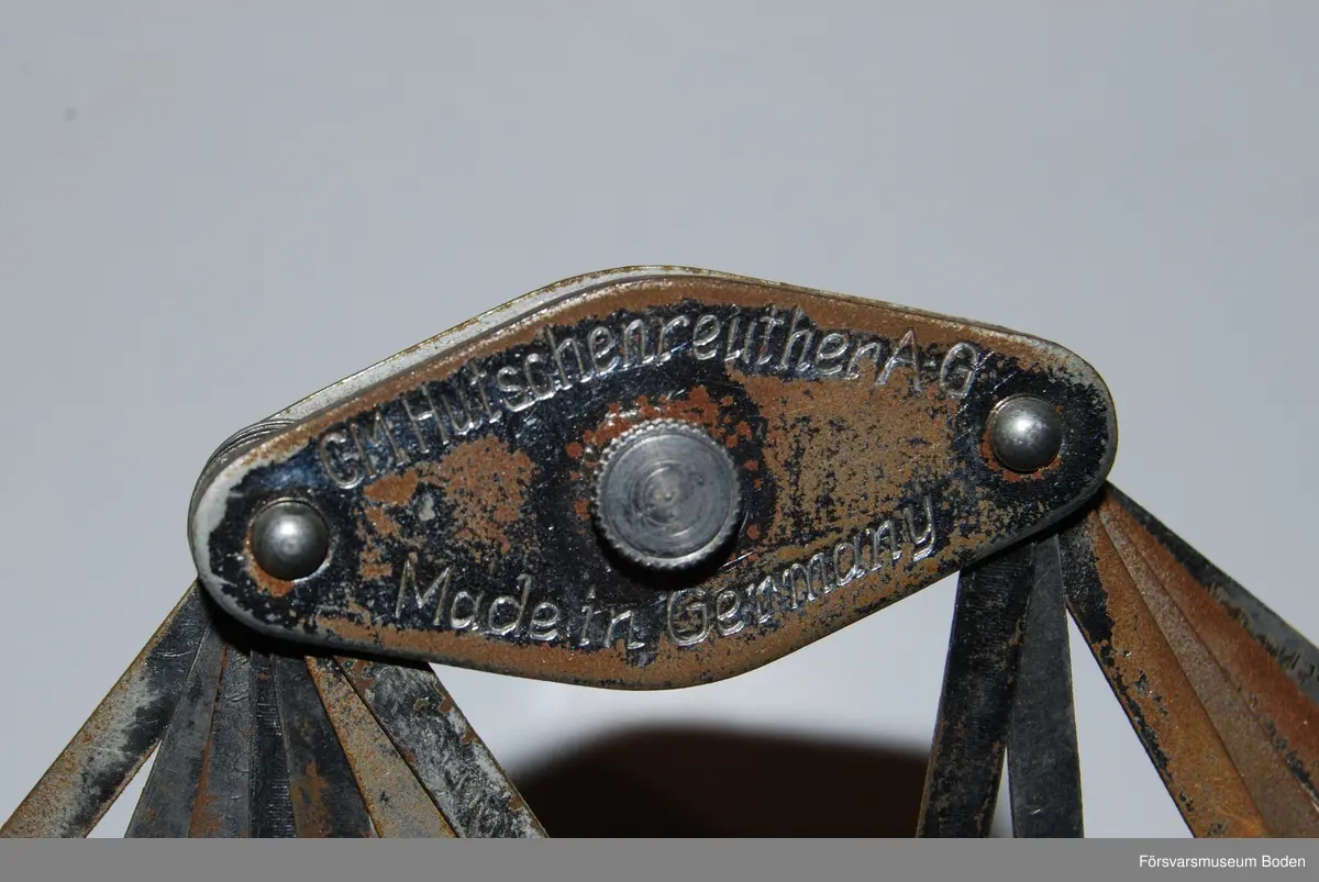 13 olika tänder av porslin eller liknande material monterade på metalltungor. Färgerna är numrerade 81-90 och 92-94. Varumärke "Fluordens", tillverkade i Tyskland av C.M. Hutschenreuther A-G. Troligen tillverkade före andra världskriget.