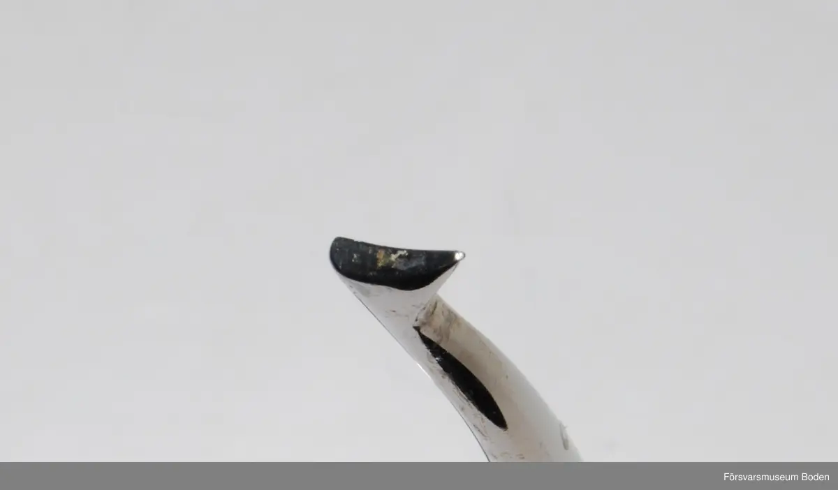 Av rostfritt stål. Fabrikat Heljestrand, tillverkad i Eskilstuna. Likadan som FMB.002875, men spegelvänd spets.