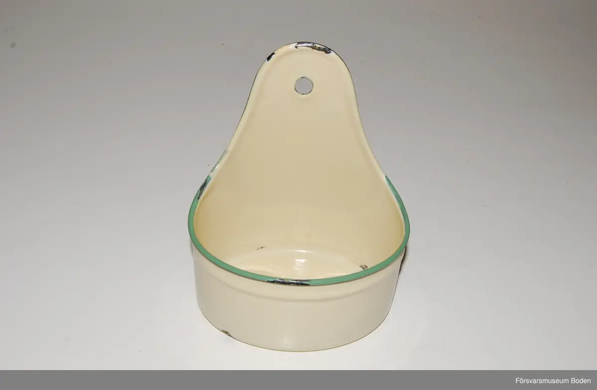 Gul med grön kant, tillverkad efter 1935 då dessa färger började användas. Bredd 13 cm.