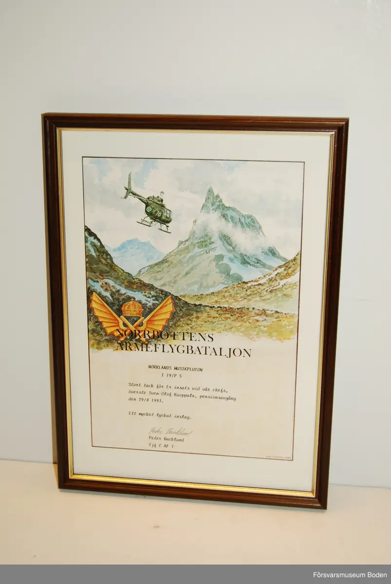 Gåva till Norrlands musikpluton I 19/P 5 efter deltagande vid avtackningen av C AF 1 Sven-Olof Kuoppala 29/4 1993. Ramens yttermått 23 x 31,5 cm. Program på baksidan.