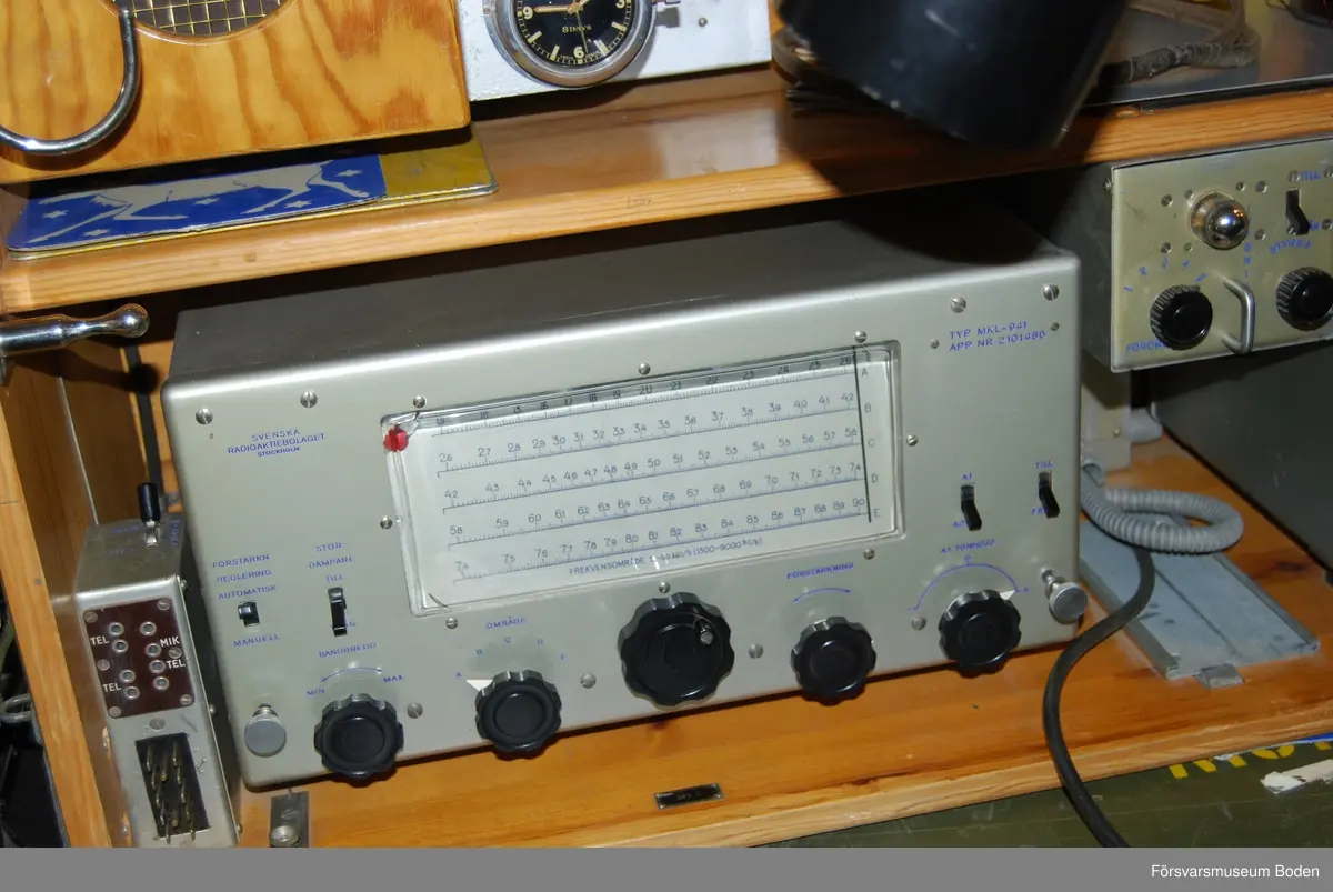 Endast sändare och mottagare med tillhörande transportlådor (komplett radiostation består dessutom av materiellåda, 2 st ackumulatorlådor, generatorlåda och ledningsstolpar, totalt 7 kolli). Mottagarlådan innehåller två mottagare av typ MKL 941, och sändarens typbeteckning är CT 100 B.