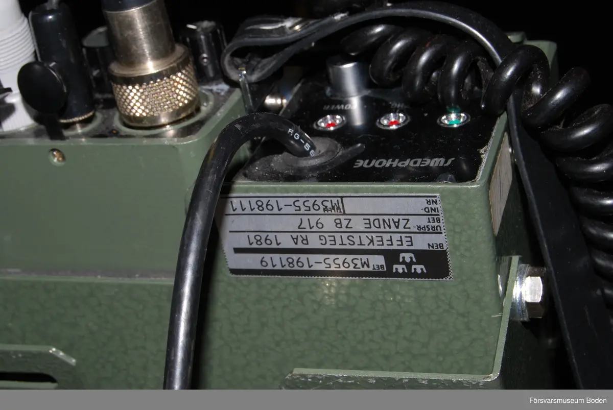 Radion sitter inmonterad i effektsteget, vilket är försett med utanpåmonterad högtalare typ bilstereo. Antenn M1921-576010 samt mikrofon monterad på radion.