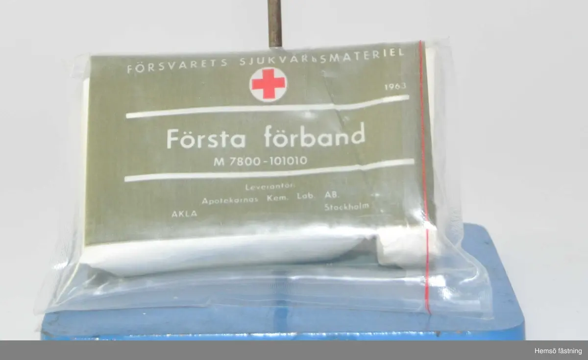 Första Förband från 1963 packad av Apotekarnas Kem. Lab. AB "AKLA" Stockholm
M 7800-101010